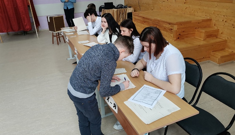 Председатель облизбиркома Александр Буков провел встречи с молодыми избирателями