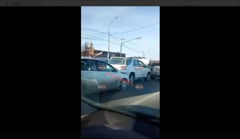 Три машины столкнулись на въезде на мост в Калуге