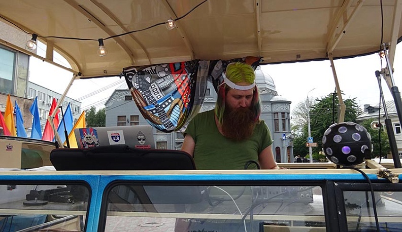 Сквер у городской управы Калуги сегодня стал белоленточным