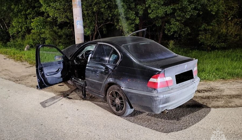 В Калуге BMW врезалось в столб