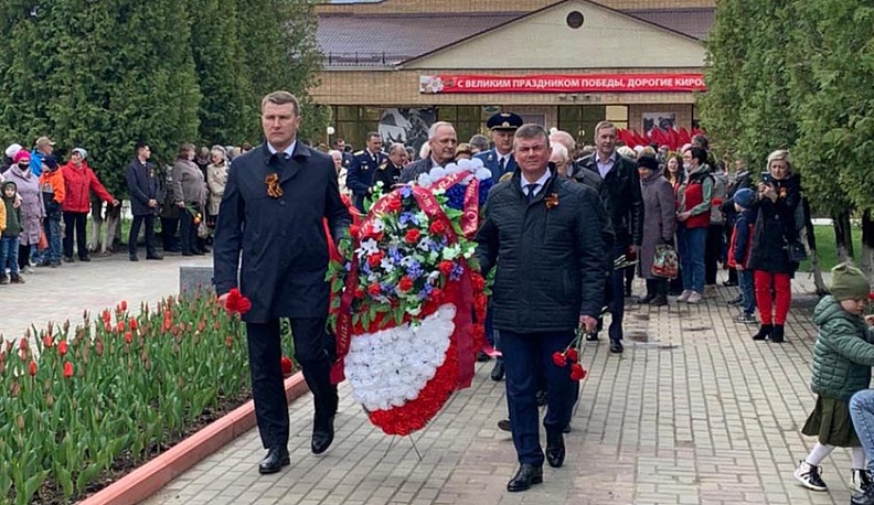 В Кирове в День Победы возложили венки и цветы 