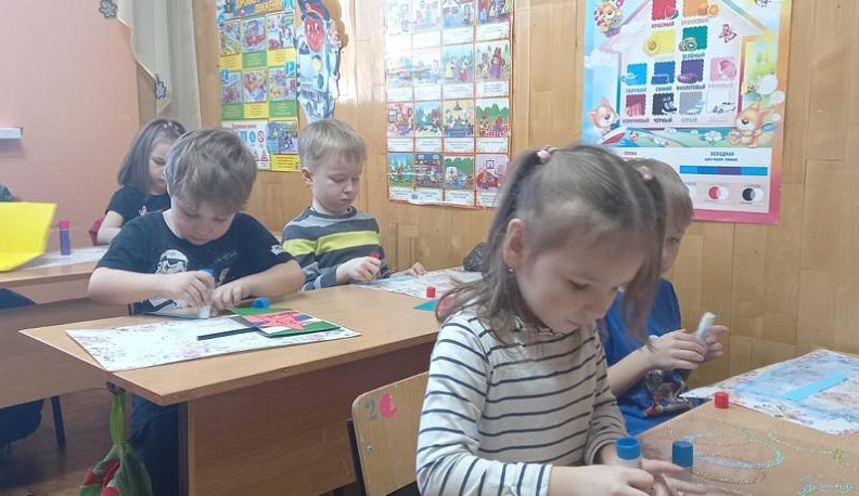 В Жиздре дети участвовали в акции «Посылка солдату», а взрослые собрали воск для окопных свечей