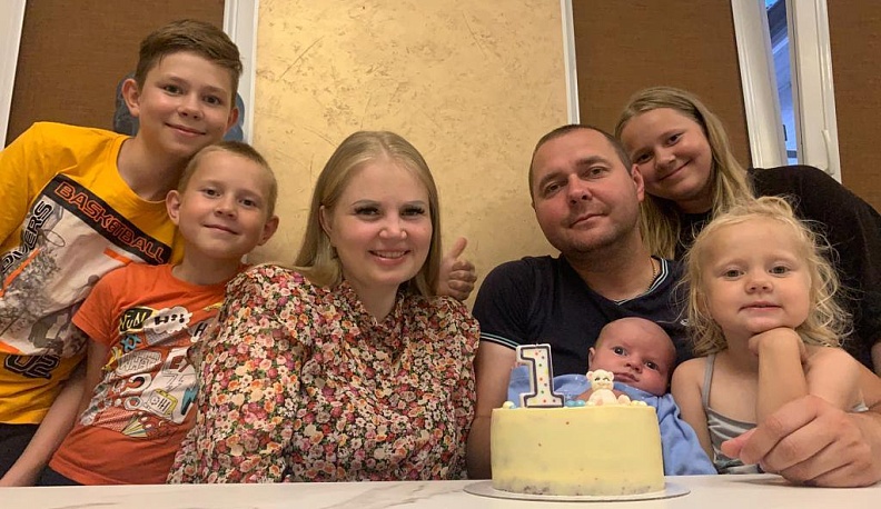 Многодетные родители Петровы своим примером прививают детям любовь к Родине