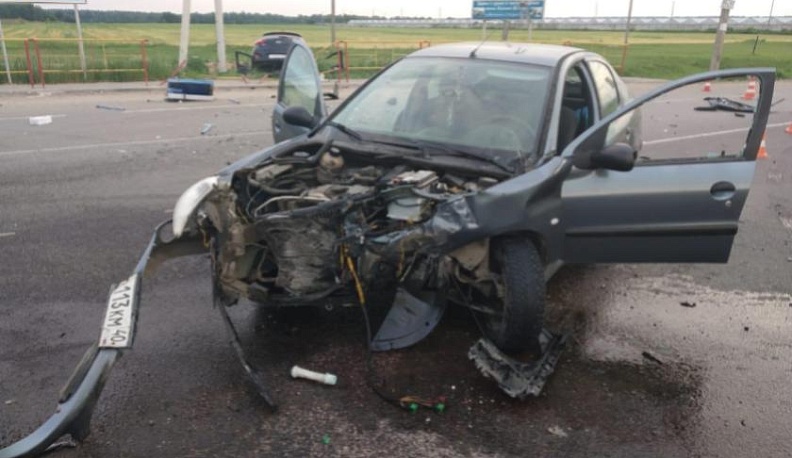 Трехлетняя девочка пострадала в столкновении двух иномарок