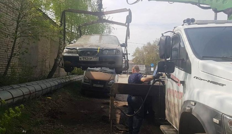 С улиц Обнинска вывозят брошенные автомобили 