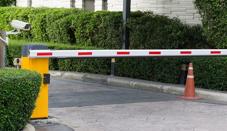 В Калуге мужчина не смог попасть на свой дачный участок из-за шлагбаума