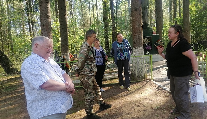 Почтить память деда-сибиряка на мемориал в село Высокое приехала внучка героя