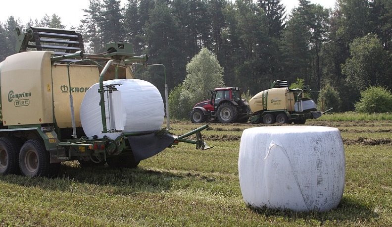 На полях Калужской области полным ходом идет заготовка кормов