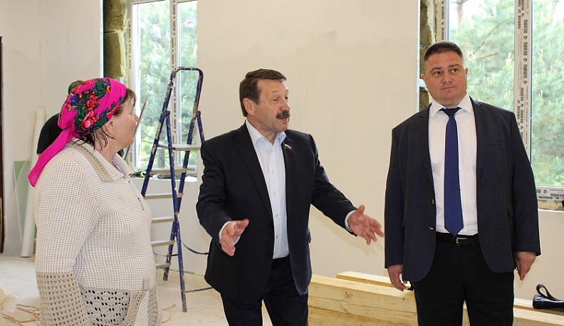 Геннадий Скляр посоветовал жителям села Барятино Тарусского района чаще встречаться в новом клубе