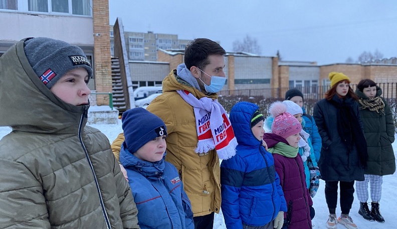 Молодогвардейцы Калужской области поздравили детей из центра соцпомощи