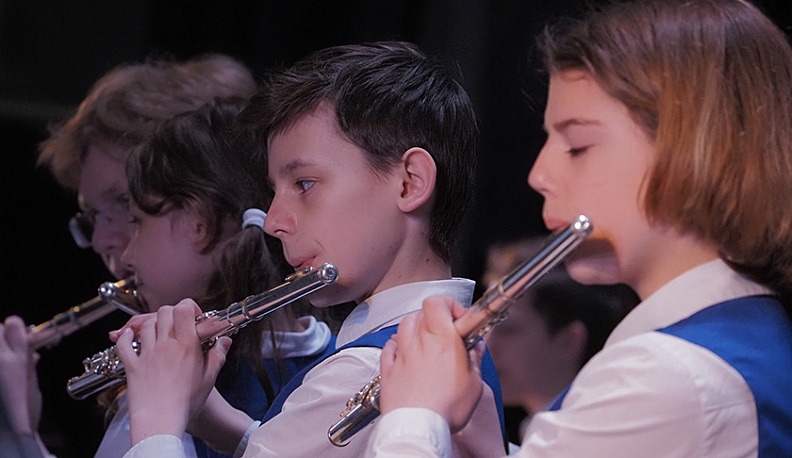 Бей, барабан, труба, труби!