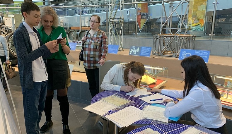 Юным калужанам торжественно вручили паспорта в музее истории космонавтики