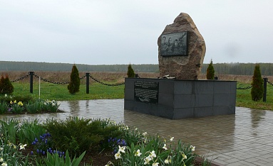 Памятник экипажу бомбардировщика Пе-2 в деревне Космачи