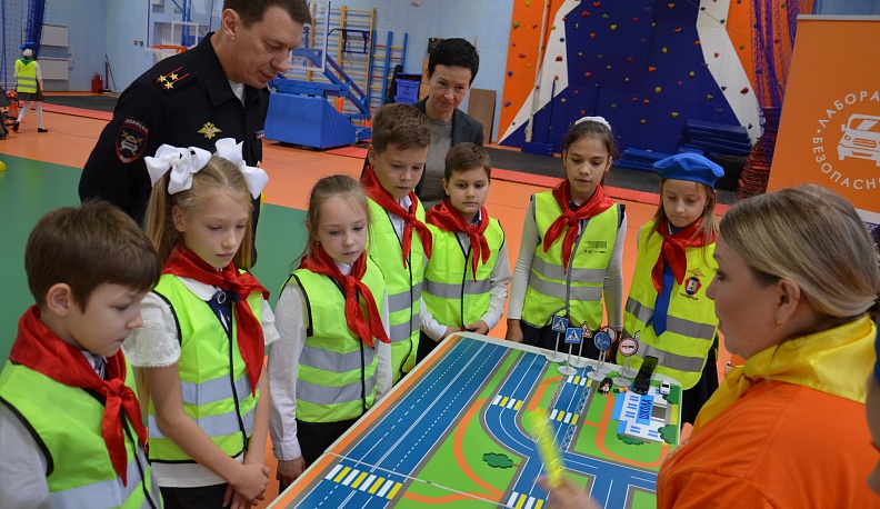 В Калужской области учеников начальных классов учат безопасности на дорогах