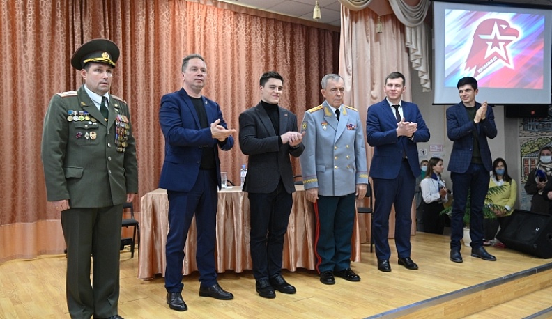 Олимпийский чемпион Никита Нагорный принял калужских школьников в ряды юнармейцев