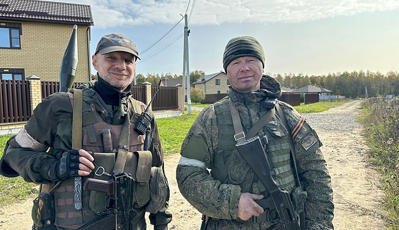 На груди актеров, как и положено при военных действиях, стволом вниз висит автомат с полной обоймой патронов. Здесь же  настоящая рация и пояс со складными ножами, а рядом красуется георгиевская ленточка. Весь реквизит демилитаризованный, но весит приличн