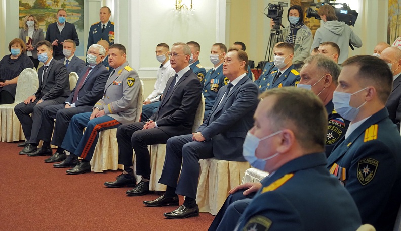 Владислав Шапша поздравил и наградил калужских спасателей