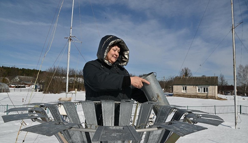 Валентина Ерошенкова  у осадкомера Третьякова.