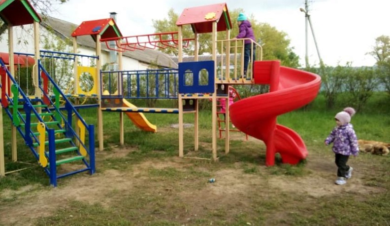 Для детей в Дзержинском районе строят новые игровые площадки