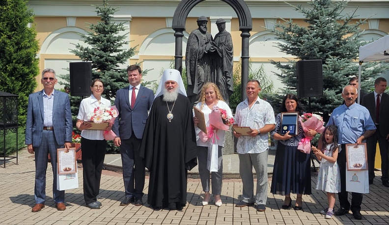 В Калуге в сквере Никитского храма отпраздновали День семьи, любви и верности