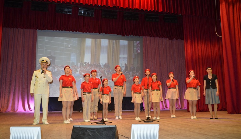 На Кировской сцене выступил ансамбль «Юные патриоты»