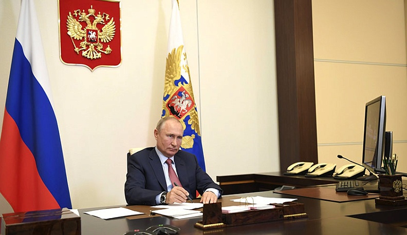 Владимир Путин опроверг слухи о переходе страны на дистанционное образование