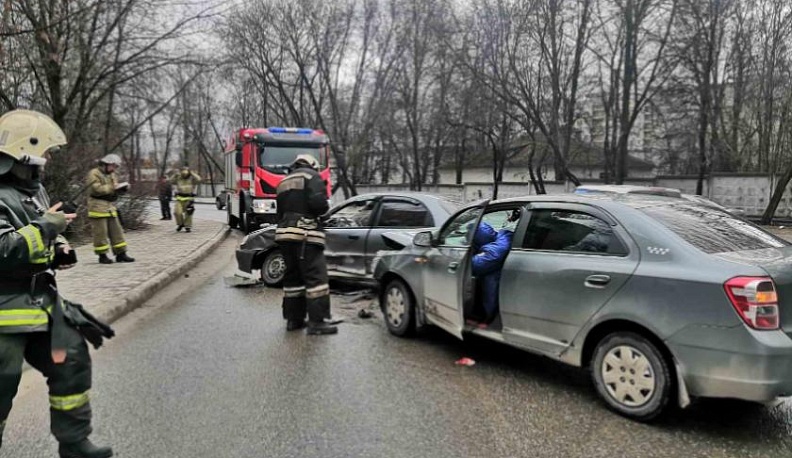 Два "Шевроле" столкнулись в Калуге