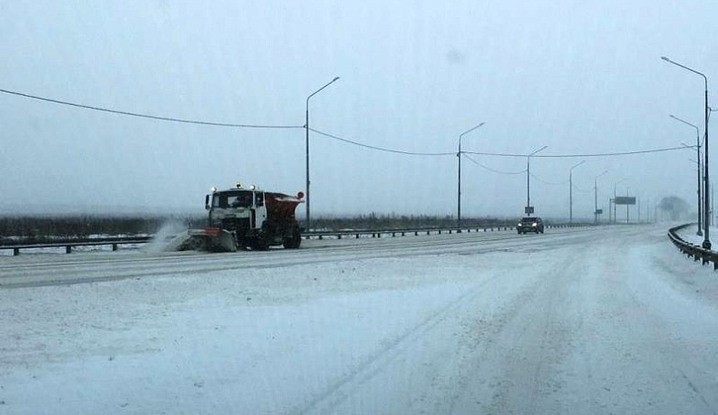 В Калужской области федеральные трассы чистят от снега 60 машин