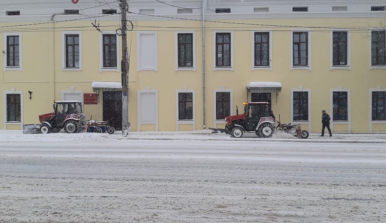 После снегопадов из Калуги ежедневно вывозят 180 самосвалов снега
