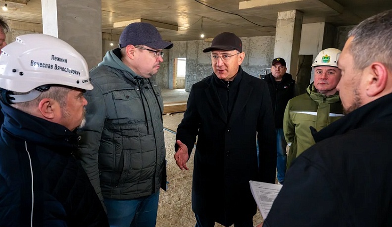 Владислав Шапша проверил ход строительства Дома социального обслуживания для пожилых людей и инвалидов 