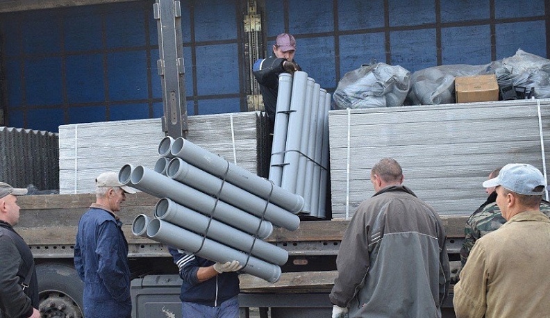 В подшефный Первомайск ЛНР из Калужской области прибыл очередной гуманитарный конвой со стройматериалами и бригада коммунальщиков