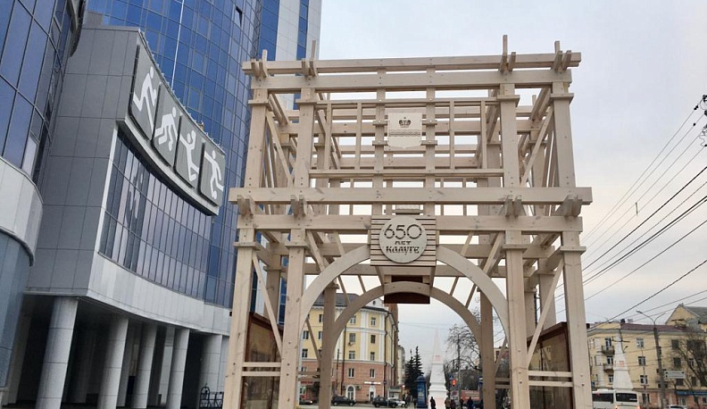 В Калуге смонтировали деревянные Московские ворота на Ленина