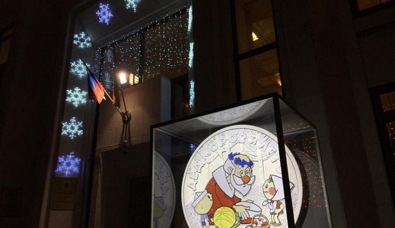 В Калуге появился новый арт-объект — метровая копия монеты