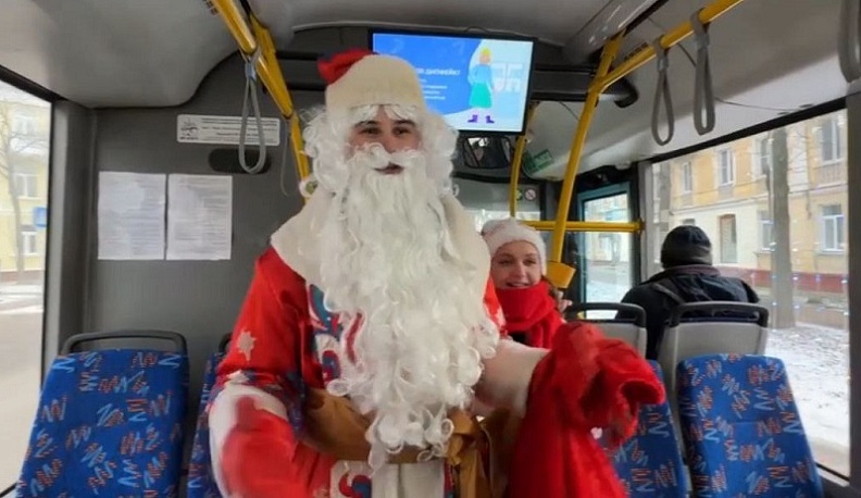 В Обнинске новогодний автобус подарил пассажирам праздничное настроение
