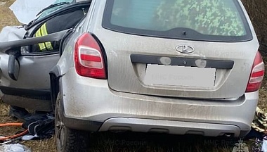 В Калужской области легковой автомобиль врезался в препятствие