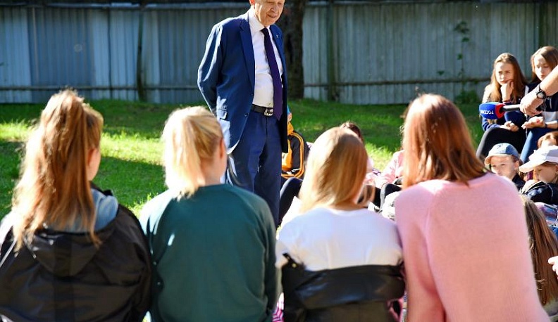 Виктор Бабурин встретился с детьми, пострадавшими от наводнения в Иркутской области