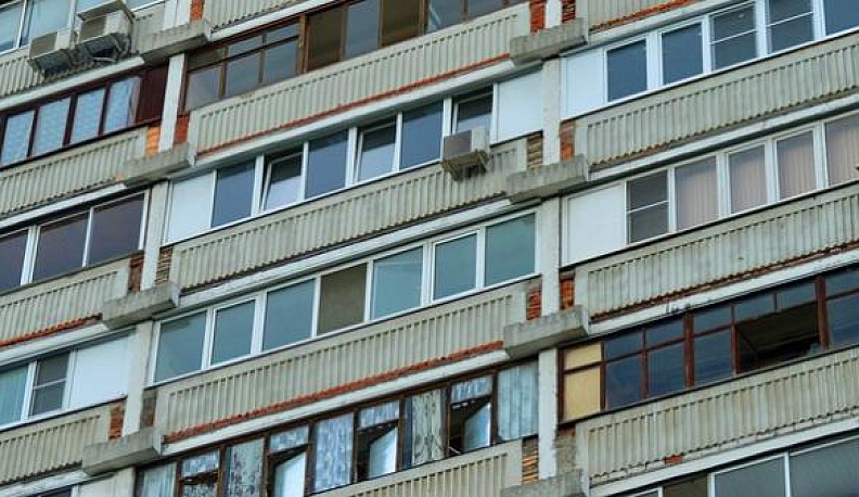 16-летняя девушка сорвалась с балкона на третьем этаже