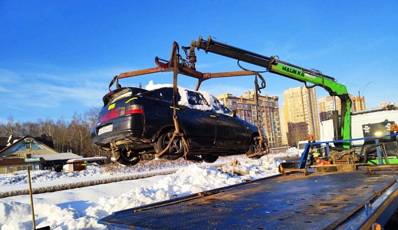 В Обнинске продолжают убирать с улиц брошенные машины