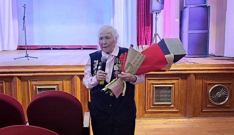 В Людинове женщин поздравили с 8 марта