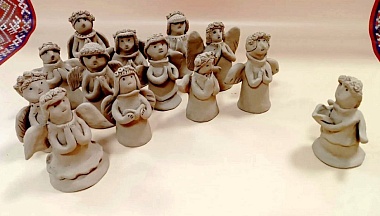 В думиничском Центре хлудневской игрушки изготовили фигурки Рождественских ангелов