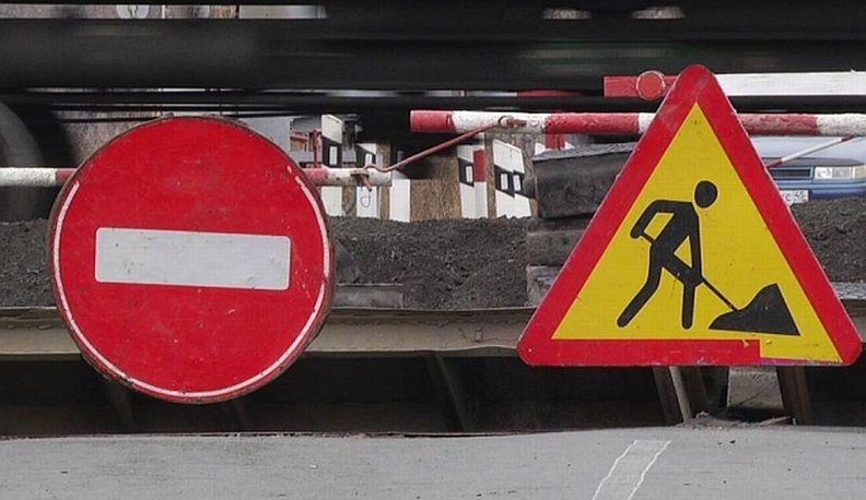 В Куземках Спас-Деменского района ремонтируют железнодорожный переезд