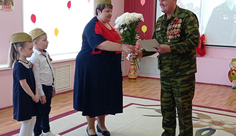 Педагоги и воспитанники людиновского детсада встретились с ветераном-афганцем Александром Петровым