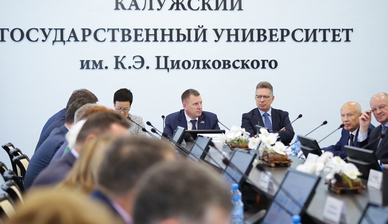 Муниципалитетам предложили изучить лучшие практики по привлечению учителей в школы