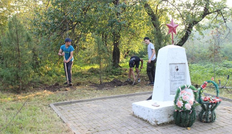Серпейские школьники благоустроили мемориал, посвященный Герою Советского Союза Ивану Мишину