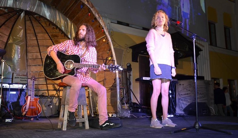 В Калуге у драмтеатра проходит трёхдневная газон-пати