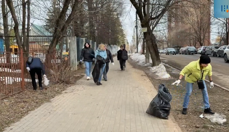 Сотрудники горхозяйства провели субботник на улице Огарева в Калуге