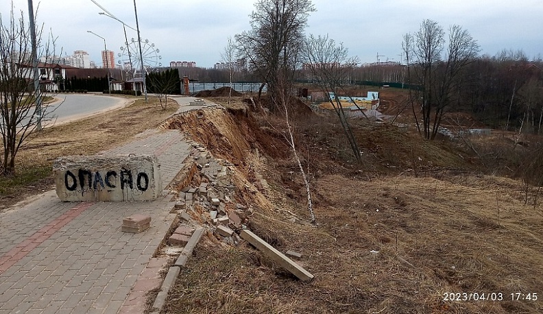 В Калуге на Правобережье обвалился тротуар
