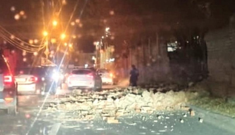 В Калуге на дорогу обрушилась часть кирпичной стены Пятницкого кладбища