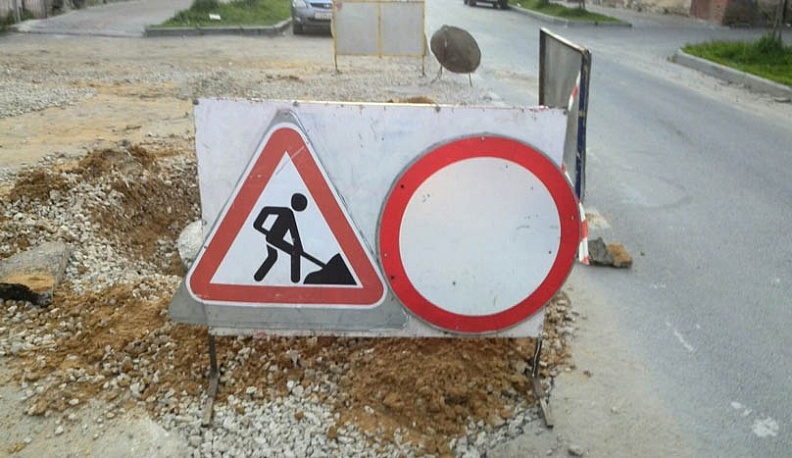 В Перемышльском районе ремонтируют дороги и благоустраивают дворовые территории