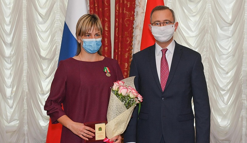 На хрупких плечах выносили…